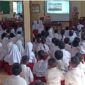 Kepala SDN 4 Sawahan, Sampit Dwi Endah Fitriastuti bersama anak didiknya menyaksikan live streaming peringatan HAN 2024.(IST)