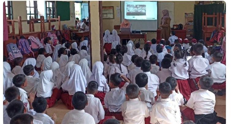 Kepala SDN 4 Sawahan, Sampit Dwi Endah Fitriastuti bersama anak didiknya menyaksikan live streaming peringatan HAN 2024.(IST)