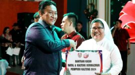 FOTO: Penyerahan Bantuan Kasih Natal dan Kalteng Bermazmur Pemprov Kalteng 2024.(IST)