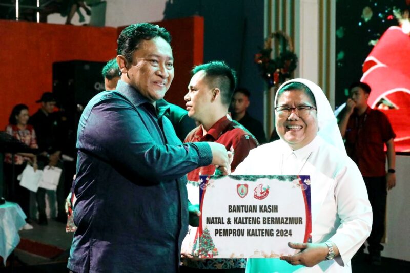FOTO: Penyerahan Bantuan Kasih Natal dan Kalteng Bermazmur Pemprov Kalteng 2024.(IST)