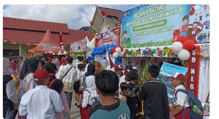 Suasana stand dalam acara Gebyar Merdeka Pameran Hasil Karya Siswa SDMI se Kecamatan Baamang di SDN 4 Baamang Hilir.(IST)