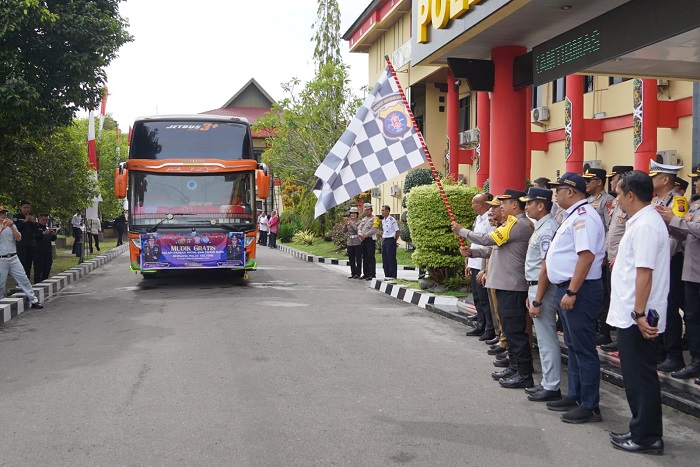Moken pelepasan rombongan mudik gratis di Mapolda Kalteng.(IST)