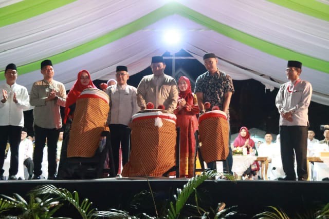 PENUTUPAN : Wakil Gubernur Kalteng H. Edy Pratowo saat menutup secara resmi MTQH XXXII Tingkat Provinsi Kalteng.(IST)