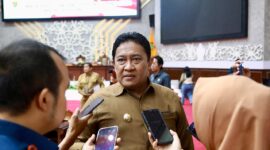 Wakil Gubernur Kalimantan Tengah Edy Prawoto usai sidang Paripurna DPRD Kalteng menjawab pertanyaan-pertanyaan wartawan (IST)
