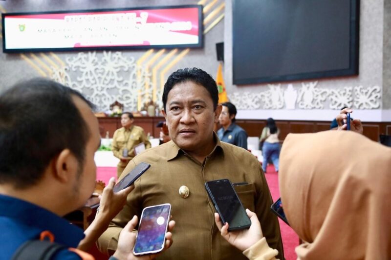 Wakil Gubernur Kalimantan Tengah Edy Prawoto usai sidang Paripurna DPRD Kalteng menjawab pertanyaan-pertanyaan wartawan (IST)