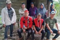Panglima Tantara Lawung Adat Mandau Talawang Kalteng, Ricko Kristolelu (mengenakan lawung merah) dan Ketua  Pasukan TBBR Kotim Armanto, ketika mengunjungi warga eks Dukuh Bengkuang (IST)
