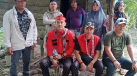 Panglima Tantara Lawung Adat Mandau Talawang Kalteng, Ricko Kristolelu (mengenakan lawung merah) dan Ketua  Pasukan TBBR Kotim Armanto, ketika mengunjungi warga eks Dukuh Bengkuang (IST)