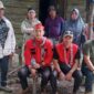 Panglima Tantara Lawung Adat Mandau Talawang Kalteng, Ricko Kristolelu (mengenakan lawung merah) dan Ketua  Pasukan TBBR Kotim Armanto, ketika mengunjungi warga eks Dukuh Bengkuang (IST)