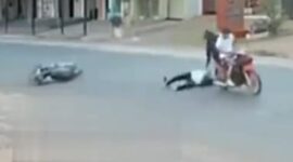 tangkapan layar hasi rekaman CCTV dari rumah warga terkait aksi begal di Jalan Nanas IV. Tampak korban terseret sepeda motor pelaku (IST)