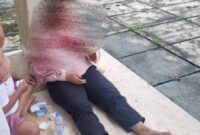 Perempuan yang menjadi korban begal saat mendapatkan pertolongan dari warga sekitar. ( IST). 