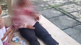 Perempuan yang menjadi korban begal saat mendapatkan pertolongan dari warga sekitar. ( IST). 
