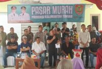FOTO: Gubernur Kalteng Sugianto Sabran dalam kegiatan pasar murah bersama masyarakat.(IST)