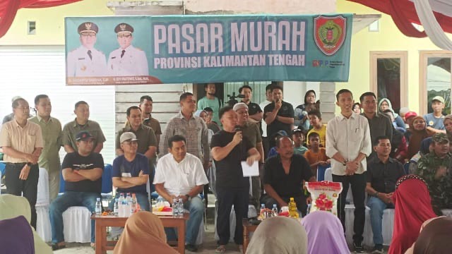 FOTO: Gubernur Kalteng Sugianto Sabran dalam kegiatan pasar murah bersama masyarakat.(IST)