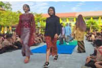 SMPN 1 Sampit Gelar Lomba Peragaan Busana Peringati Hari Kebaya Nasiona.(IST)