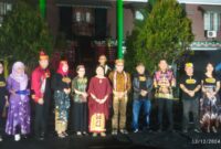 Plh. Sahli Pemkumpol Suharno (ketiga dari kanan) bersama Sektum DAD Kalteng Yulindra, Ketua Jurusan Tari Rina Martiara, Civitas akademika, serta seniman Kota Palangka Raya. (IST)
