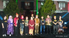 Plh. Sahli Pemkumpol Suharno (ketiga dari kanan) bersama Sektum DAD Kalteng Yulindra, Ketua Jurusan Tari Rina Martiara, Civitas akademika, serta seniman Kota Palangka Raya. (IST)
