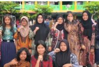 Siswa SMP N 1 Sampit gunakan baju batik, lestarikan budaya nasional.(IST)
