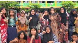 Siswa SMP N 1 Sampit gunakan baju batik, lestarikan budaya nasional.(IST)