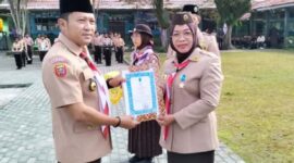 Ketua kharran Baamang terima penghargaan lencana pancawarsa.(IST)