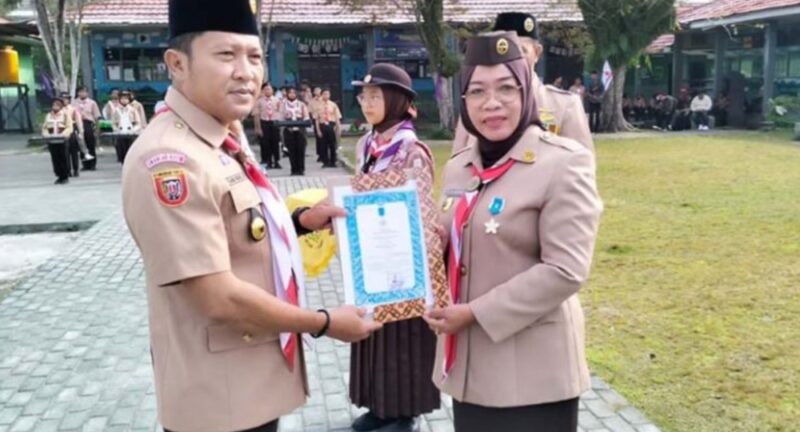 Ketua kharran Baamang terima penghargaan lencana pancawarsa.(IST)