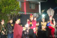 Sekretaris Umum DAD Kalteng Yulindra Dedi bersama Ketua Jurusan Tari ISI Yogyakarta Rina Martiara dalam penyerahan cendera mata.(IST)