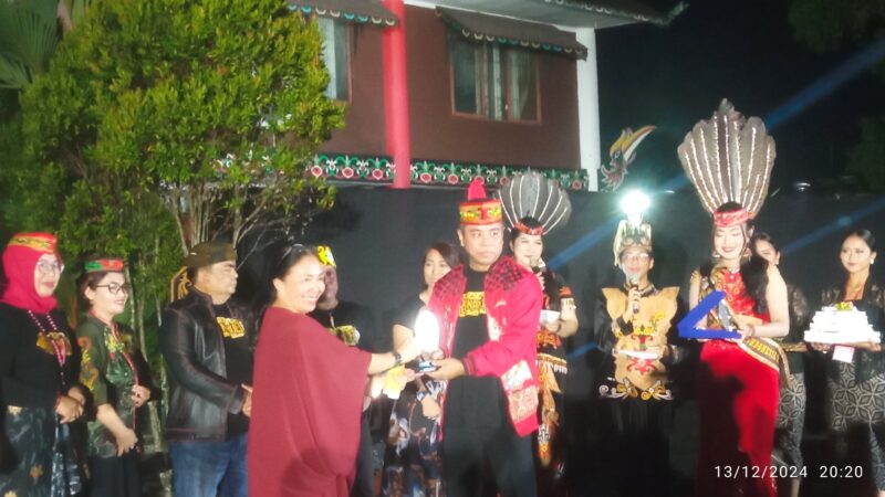 Sekretaris Umum DAD Kalteng Yulindra Dedi bersama Ketua Jurusan Tari ISI Yogyakarta Rina Martiara dalam penyerahan cendera mata.(IST)