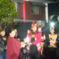 Sekretaris Umum DAD Kalteng Yulindra Dedi bersama Ketua Jurusan Tari ISI Yogyakarta Rina Martiara dalam penyerahan cendera mata.(IST)