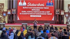 Bupati Kotim saat berbincang dengan seluruh guru se kotim.(IST)