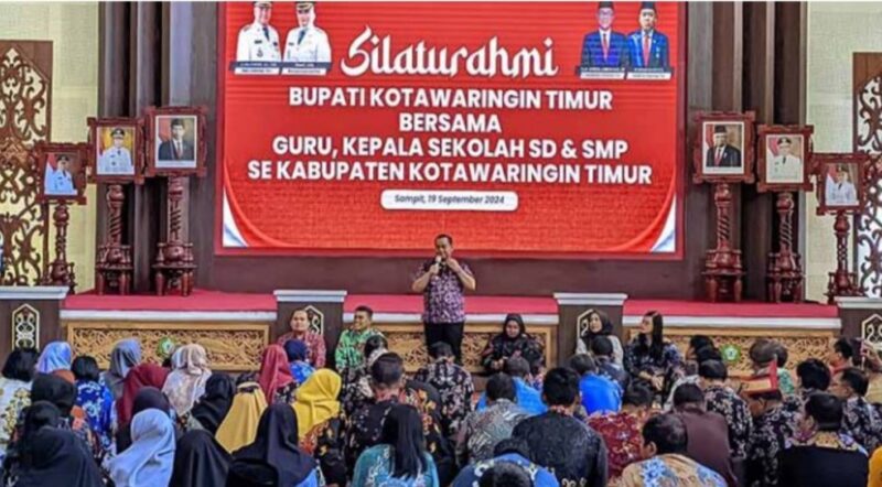 Bupati Kotim saat berbincang dengan seluruh guru se kotim.(IST)