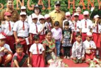 Bupati Kotim Halikinnor bercengkerama dengan murid SD yang menyambutnya saat tiba di Desa Sungai Hanya Kecamatan Antang Kalang untuk meresmikan listrik PLN yang masuk ke desa. (IST)