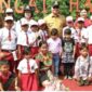 Bupati Kotim Halikinnor bercengkerama dengan murid SD yang menyambutnya saat tiba di Desa Sungai Hanya Kecamatan Antang Kalang untuk meresmikan listrik PLN yang masuk ke desa. (IST)