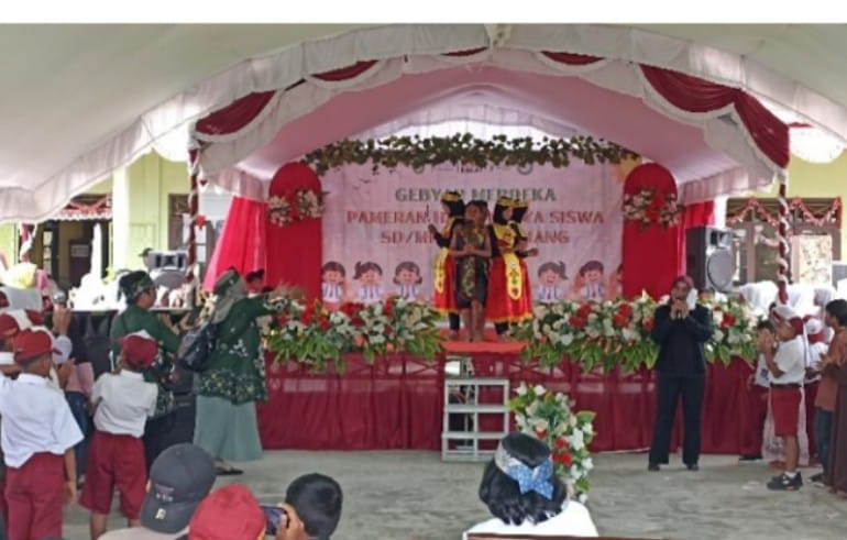 Pertunjukan seni tari dalam kegiatan Gebyar Merdeka Pameran Hasil Karya siswa SDMI se Kecamatan Baamang.(IST)