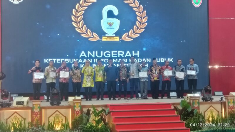 Wakil Gubernur dalam penyerahan Anugerah Keterbukaan Informasi Publik bagi Perangkat Daerah Provinsi Kalimantan Tengah. (IST)