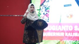 FOTO: Sri Widanarni saat membuka rapat di Aula Jayang Tingang.(IST)