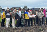 FOTO: Kepala Dinas TPHP Kalteng Sunarti saat mendampingi Menteri Transmigrasi di Kec. Dadahup, Kab. Kapuas.(IST)
