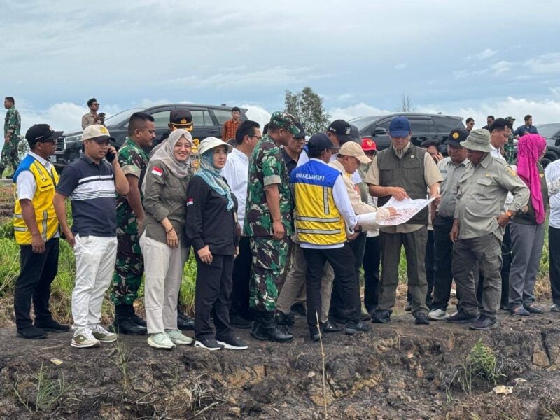 FOTO: Kepala Dinas TPHP Kalteng Sunarti saat mendampingi Menteri Transmigrasi di Kec. Dadahup, Kab. Kapuas.(IST)