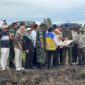 FOTO: Kepala Dinas TPHP Kalteng Sunarti saat mendampingi Menteri Transmigrasi di Kec. Dadahup, Kab. Kapuas.(IST)