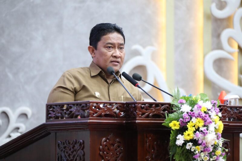 PIDATO : Wakil Gubernur Kalteng H. Edy Pratowo saat menyampaikan Pidato Gubernur Kalteng pada rapat paripurna di DPRD Provinsi Kalteng, Senin (6/1).(IST)