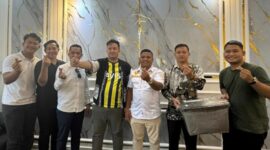 KESIAPAN : Bupati Kabupaten Lamandau Terpilih Rizky Aditya Putra bersama Kuasa Hukumnya, Jeffriko Seran dan timnya menyatakan kesiapannya menghadapi sidang MK, di Kantor Hukum Advokat Jeffriko Seran, Palangka Raya, Rabu (1/1).(IST)