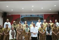 FOTO BERSAMA :  Para peserta konsultasi publik penetapan kawasan taman pesisir Ujung Pandaran dan Tanjung Cemeti Kabupaten Kotim saat foto bersama usai kegiatan, Senin (20/1).(IST)