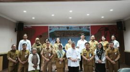 FOTO BERSAMA :  Para peserta konsultasi publik penetapan kawasan taman pesisir Ujung Pandaran dan Tanjung Cemeti Kabupaten Kotim saat foto bersama usai kegiatan, Senin (20/1).(IST)