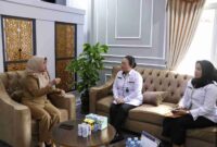 MENERIMA : Kepala BKD Provinsi Kalteng Lisda Arriyana saat menerima kunjungan Kepala Perwakilan BKKBN Provinsi Kalteng Jeanny Yola Winokan, Senin (13/1).(IST)
