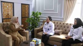 MENERIMA : Kepala BKD Provinsi Kalteng Lisda Arriyana saat menerima kunjungan Kepala Perwakilan BKKBN Provinsi Kalteng Jeanny Yola Winokan, Senin (13/1).(IST)
