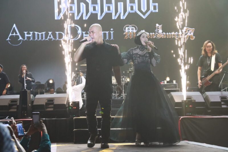 TAMPILAN : Ahmad Dhani dan Mulan Jameela saat tampil untuk menghibur ribuan masyarakat pada malam pergantian tahun yang dipusatkan di Bundaran Besar Palangka Raya, Selasa (31/12).(IST)