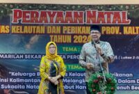 HADIRI : Kepala Dislutkan H. Darliansjah bersama Ketua DWP Dislutkan Hj. Lisdayanti saat Perayaan Natal Keluarga Besar Dislutkan Provinsi Kalteng Tahun 2024, Jumat (3/1).(IST)