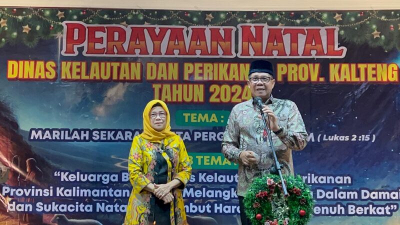 HADIRI : Kepala Dislutkan H. Darliansjah bersama Ketua DWP Dislutkan Hj. Lisdayanti saat Perayaan Natal Keluarga Besar Dislutkan Provinsi Kalteng Tahun 2024, Jumat (3/1).(IST)