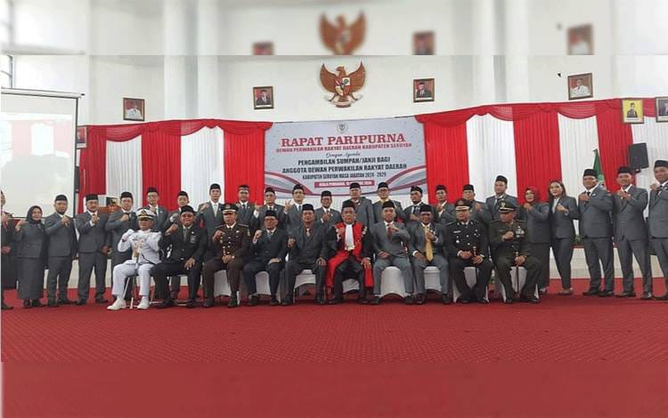 FOTO BERSAMA : Pj Bupati Seruyan Djainuddin Noor bersama forkopimda foto bersama Anggota DPRD Seruyan yang baru diambil sumpah janji, Senin (19/8).(IST)