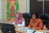 Asisten Ekbang Sri Widanarni bersama kepala BPS Kalimantan Tengah.(IST)
