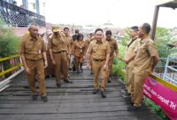 MENINJAU : Gubernur Provinsi Kalteng H. Sugianto Sabran di dampingi Wakil Gubernur Edy Pratowo beserta sejumlah kepala Organisasi Perangkat Daerah (OPD) Provinsi dan Pj Wali Kota Palangka Raya, Akhmad Husain beserta jajarannya saat melakukan peninjauan di kawasan Ponton, Kelurahan Pahandut, Kecamatan Pahandut, Kota Palangka Raya, Senin (6/1).(IST)