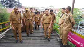 MENINJAU : Gubernur Provinsi Kalteng H. Sugianto Sabran di dampingi Wakil Gubernur Edy Pratowo beserta sejumlah kepala Organisasi Perangkat Daerah (OPD) Provinsi dan Pj Wali Kota Palangka Raya, Akhmad Husain beserta jajarannya saat melakukan peninjauan di kawasan Ponton, Kelurahan Pahandut, Kecamatan Pahandut, Kota Palangka Raya, Senin (6/1).(IST)